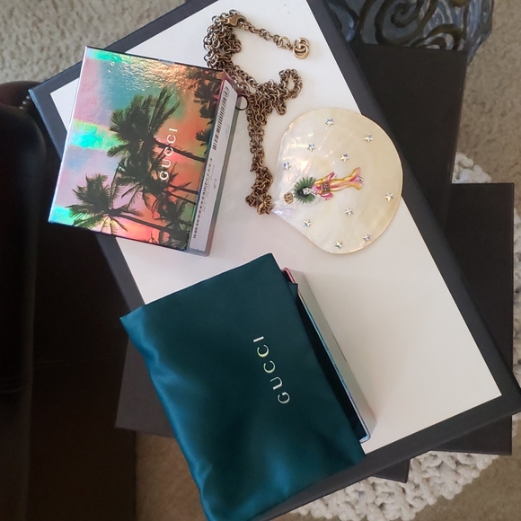 Gucci Mother of Pearl Kimono Shell Statement Necklace - Picture 2 of 12